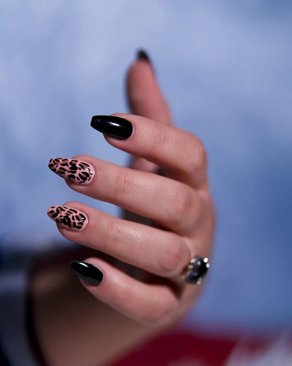 Uñas negras con estampado de leopardo