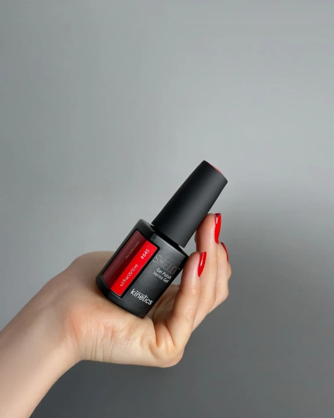 Manicura roja con esmalte Kinetics