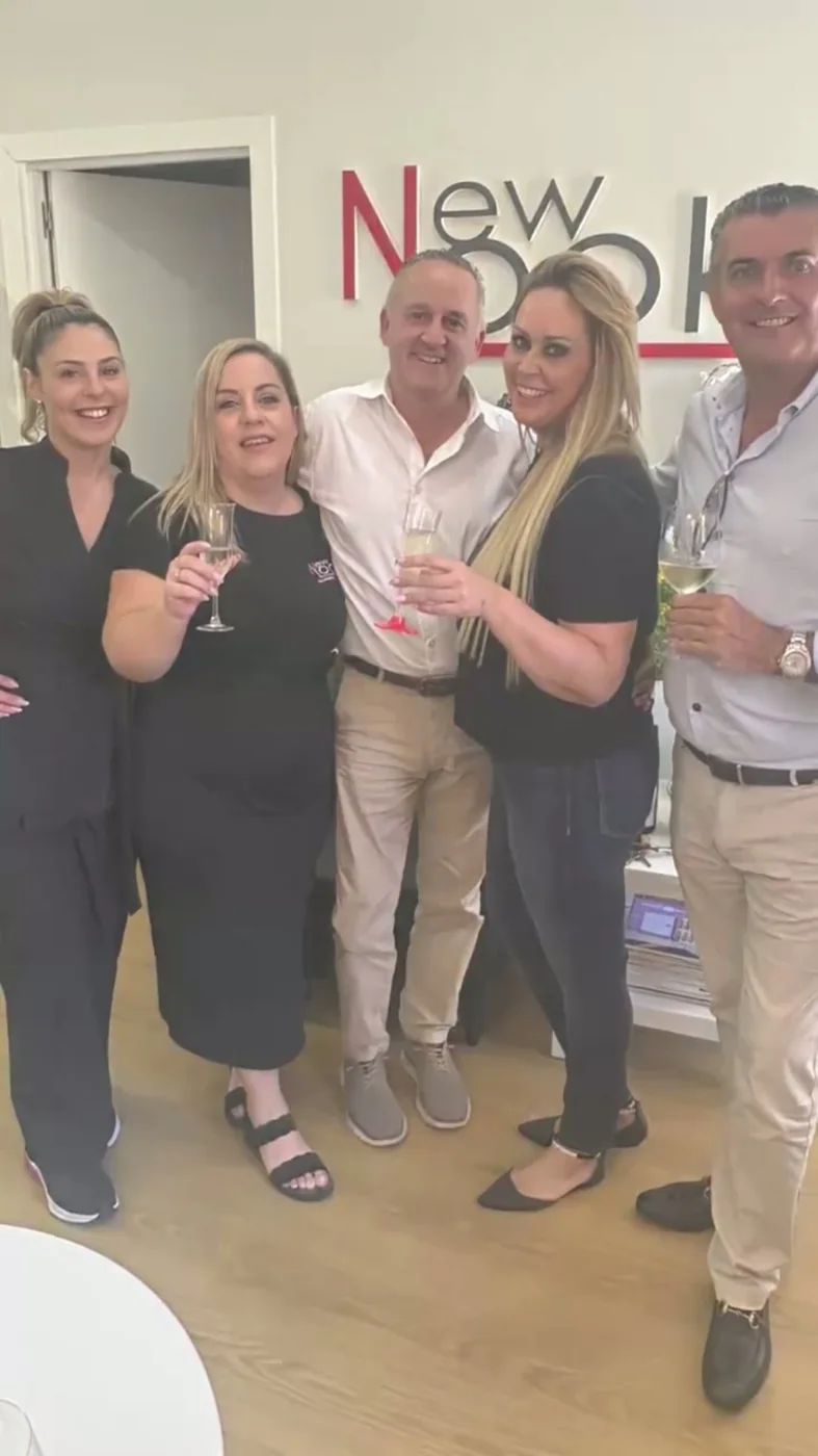 El equipo brindando por el aniversario del salón